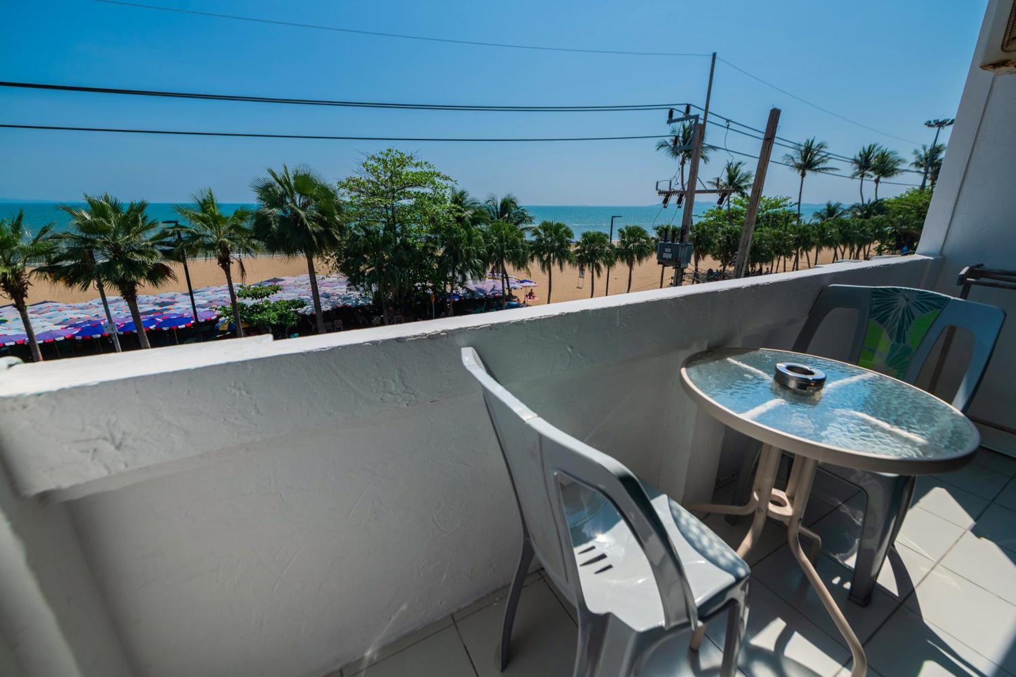 Happy Jomtien - Beachfront Zimmer foto